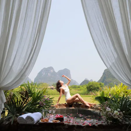 Moon Villa (Yangshu Ten-mile Gallery Yulong River)
