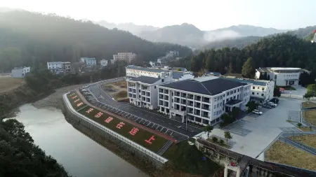 Yongxin Fengshuping Grand Hotel Отели рядом с достопримечательностью «Mao Zedong Former Residence (Northwest to Sanwan Travel Shopping Center)»