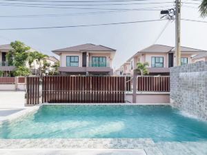 Pattaya detached four-bedroom pool villa