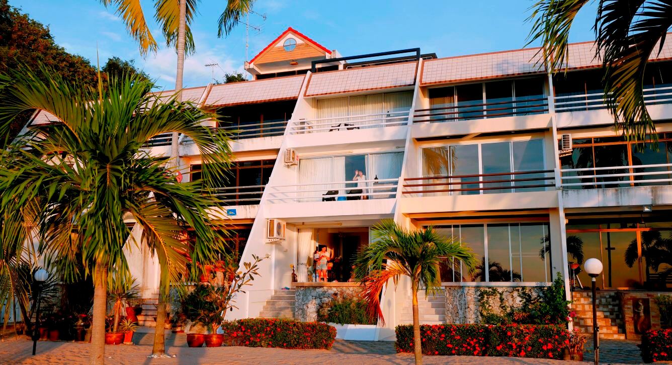 Marinos Beach House Hotels in Si Racha