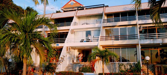 Marinos Beach House Hotels in Si Racha