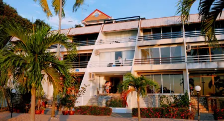Marinos Beach House Отели рядом с достопримечательностью «Golden Triangle Museum Pattaya»