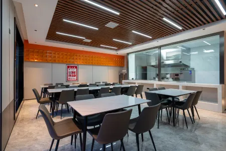 Golden Naran Hotel in Burqin Отели в г. Бурцзинь