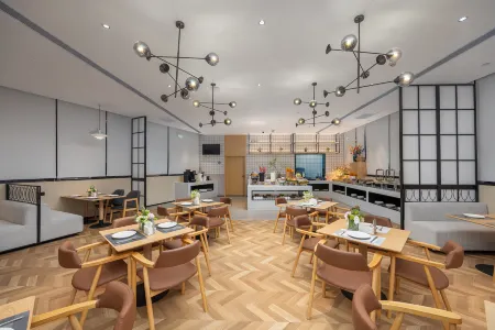 Country Inn & Suites by Radisson Hotel (Nyingchi Yingbin Avenue Yak Square) Отели рядом с достопримечательностью «The World Cypress King Park»