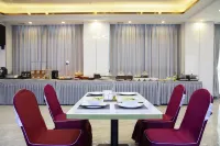 Yasfeir Hotel (Wuzhou South High-speed Railway Station, Canghai Lake, Fozidian Branch) - parking