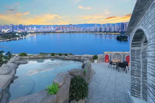 Maitreya Picks the Moon Xingyu Panorama Intelligent Film and Television Hot Spring B&B
