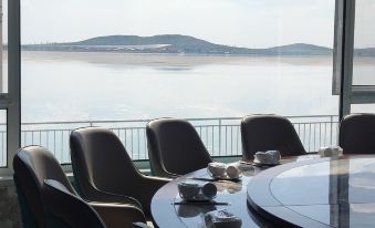 Guyuan Hongfeng Lakeside Manor Homestay