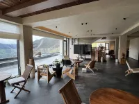 Cloudrest Moon Cliff Lodge