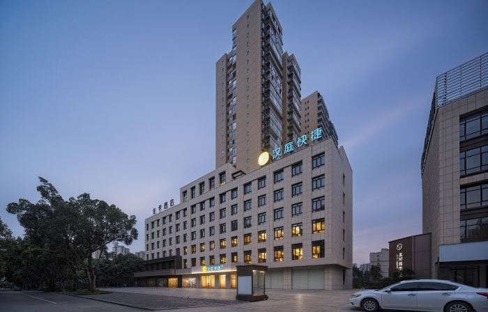 HanTing Express Hotel (Qinzhou Changrong World Trade Plaza)