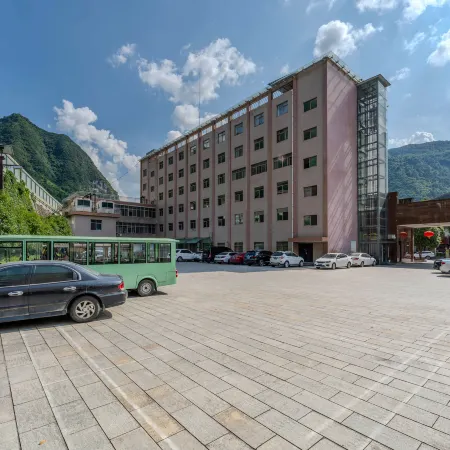 Meet Karst Cave Hotel (Zhashui Karst Cave National Geopark Branch)