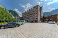 Meet Karst Cave Hotel (Zhashui Karst Cave National Geopark Branch) - parking