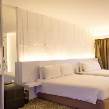 ذا فايف إليمنتس هوتل Hotels near ملعب مرديكا