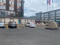 Yuejing Hotel - parking