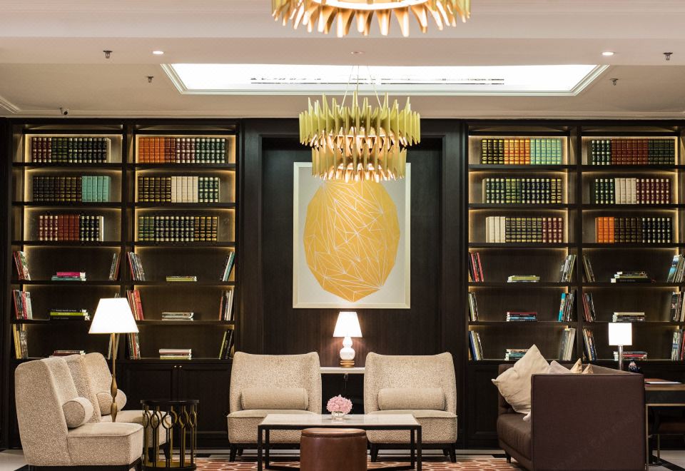 더 리츠칼튼 쿠알라룸푸르의 럭셔리한 식당 내부