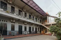 RedDoorz Syariah Near Ciledug Station Hoteller i Jatiseeng