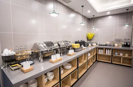 Homeinn Selected Hotel (Nanjing Railway Station Zhongfu Road Subway Station) Отели рядом с достопримечательностью «Jinling Institute of Technology Xiaozhuang Campus»