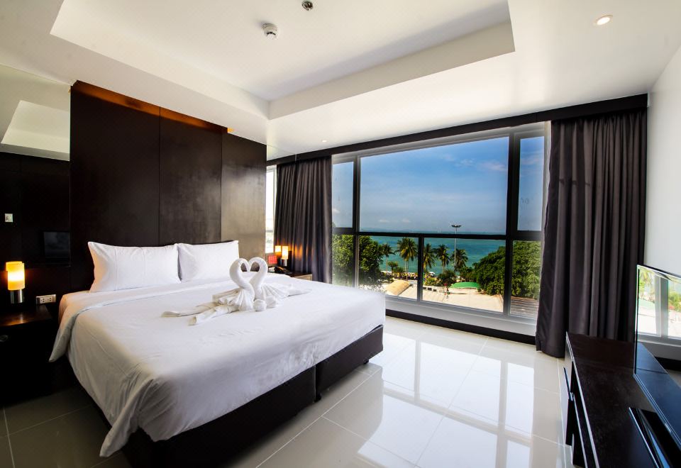 파타야 비치 리조트의 실외 수영장 이미지