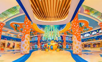 A spacious room on the ground floor with an indoor theme and numerous play options for children at Chimelong Spaceship Hotel