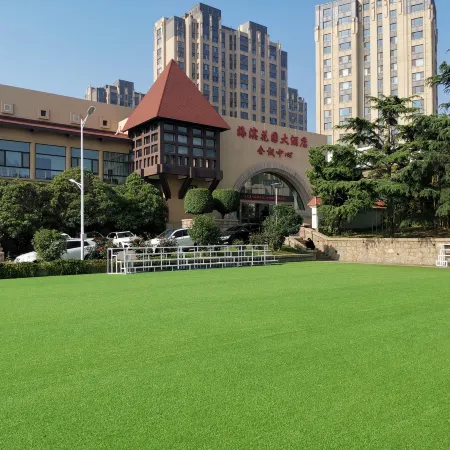Qingdao Seaside Garden Hotel (Wusi Square Gaoxiong Road Subway Station Store) Отели рядом с достопримечательностью «Циндао-Восточный Университет»