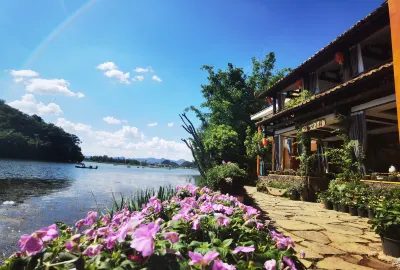 普者黑喳喳呀湖景280°客棧 青龍山附近的飯店