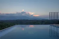 Zizai Pingjiang Wild Luxury Resort Hotels in Pingjiang