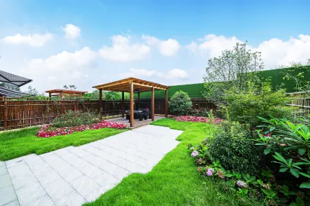 Qingcheng Mountain flowers fall twelve courtyard Отели рядом с достопримечательностью «Baiyun Wanfo Cave»