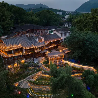 Tusi Xuanfu (Furong Town Waterfall Store) Hotels near Wulishiban Street