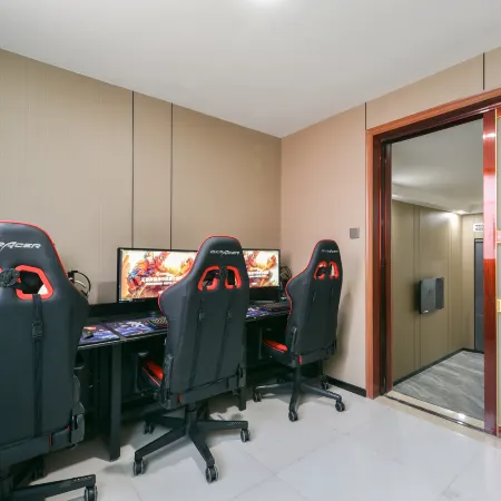 Seven o'clock Sunshine E-sports Hotel (Hebi Xinghe Street Yulong Shopping Center)