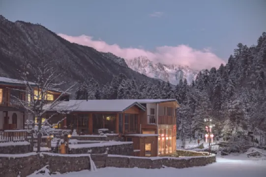 KIM'S YOUTH HOSTEL Hotels near Yubeng Village