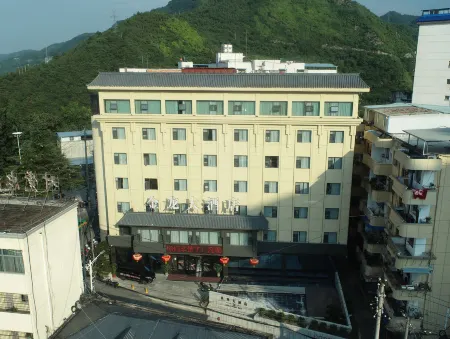Golden Dragon Hotel Отели рядом с достопримечательностью «Baihe County Qiaoergou Scenic Area»
