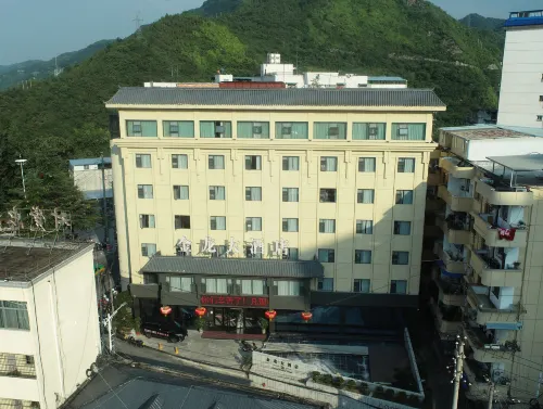 Golden Dragon Hotel Hotels in Baihe
