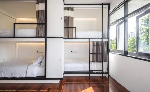 เตียงควีนไซส์ในห้องพักรวมชายหญิง