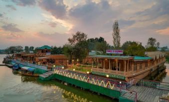 Prince of Kashmir Luxury Houseboat