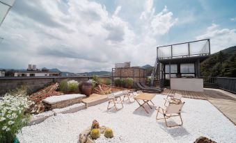 Lishang · Lumière Matinale | Golden Peaks Glow in Snow | Snow Mountain View Resort Homestay