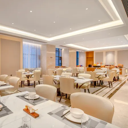 Vienna Hotel (Jiujiang De'an High-speed Railway Station Chaoyang Road Pedestrian Street)