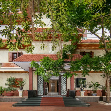 Nam Hai Hotel Отели рядом с достопримечательностью «Гиалам»