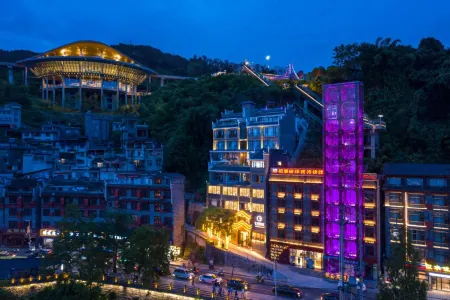 Seven point Homestay (Phoenix Ancient City Maglev Range Rover Station Branch) Отели рядом с достопримечательностью «Fenghuang Yang's Ancestral Hall»