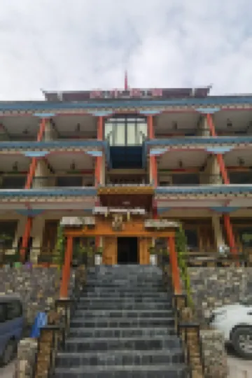 Dechenz Middle Homestay Hotels near Cizhong Village