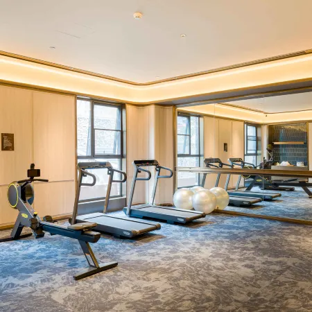 Crystal Hotel Xingyi South Station Wanfenglin Airport