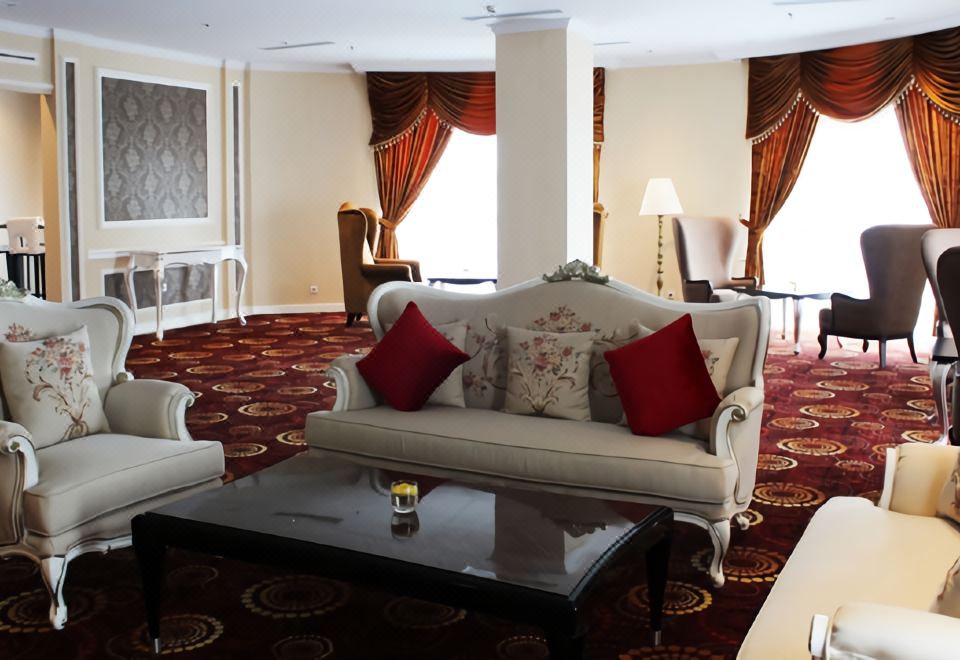 아디물리아 호텔 메단 수영장 야경