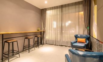 Manfei Theme Apartment (Meizhou wanda plaza Branch)