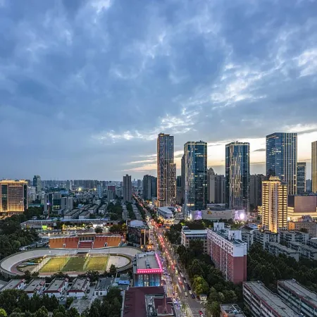 Zhongzhou International Hotel (Henan Museum Zhenghong City) Отели рядом с достопримечательностью «Хэнаньский факультет легкой промышленности (Yuan Tin Campus)»