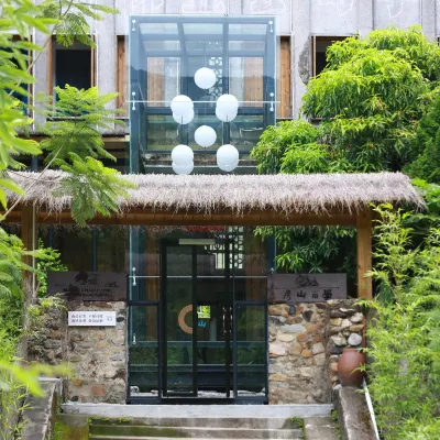 Xue'er Mountain House (Limu Mountain Park, Qiongzhong) Hotels near Limu Mountain Forest Park