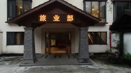 Qingquangu Homestay Отели рядом с достопримечательностью «Liuzu (Six Ancestors) Temple»