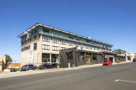 Nightelier Devonport Gateway Hotel Отели рядом с достопримечательностью «Devonport Regional Gallery»