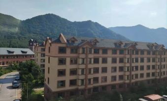 Benxi Huamu Hefu Warm Apartment