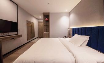 7 Days Premium (Guangzhou University of Chinese Medicine Sanyuanli Subway Station)