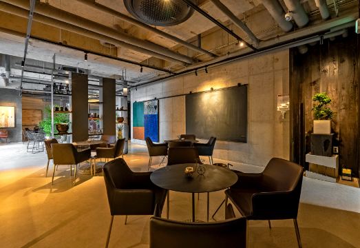 인구스테이 야간 전경