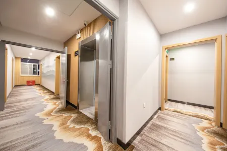 City Ant Hotel (Nanjing Wutang Square Metro Station) Отели рядом с достопримечательностью «Wumadu Cruise Terminal»