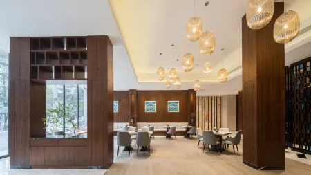 Tanghu Yubo Grand Hotel Отели рядом с достопримечательностью «Jiaolonggang Zhanshi Center»